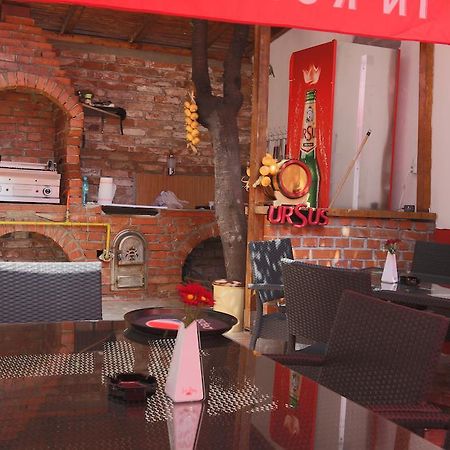 La Storia Guest House Pitesti Bagian luar foto