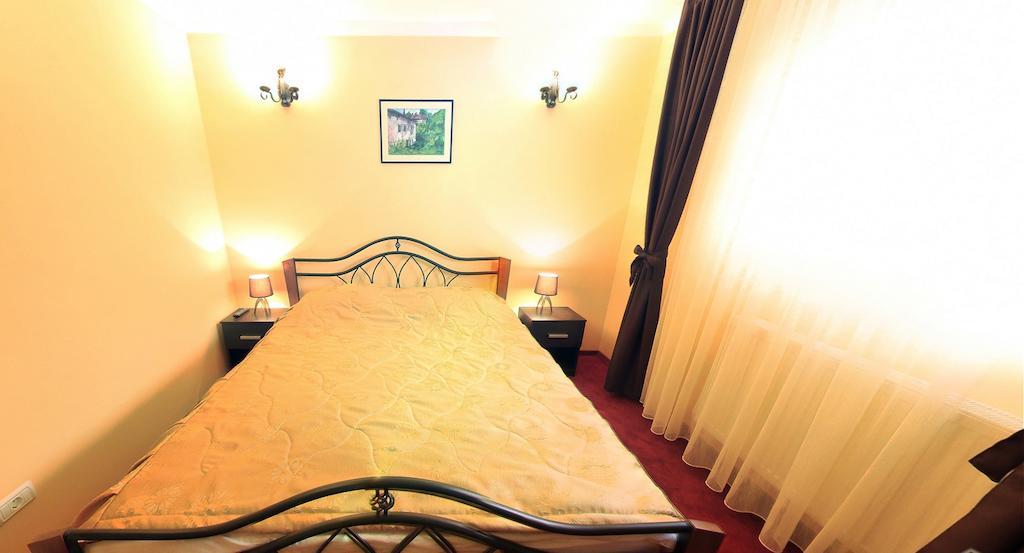 La Storia Guest House Pitesti Bagian luar foto