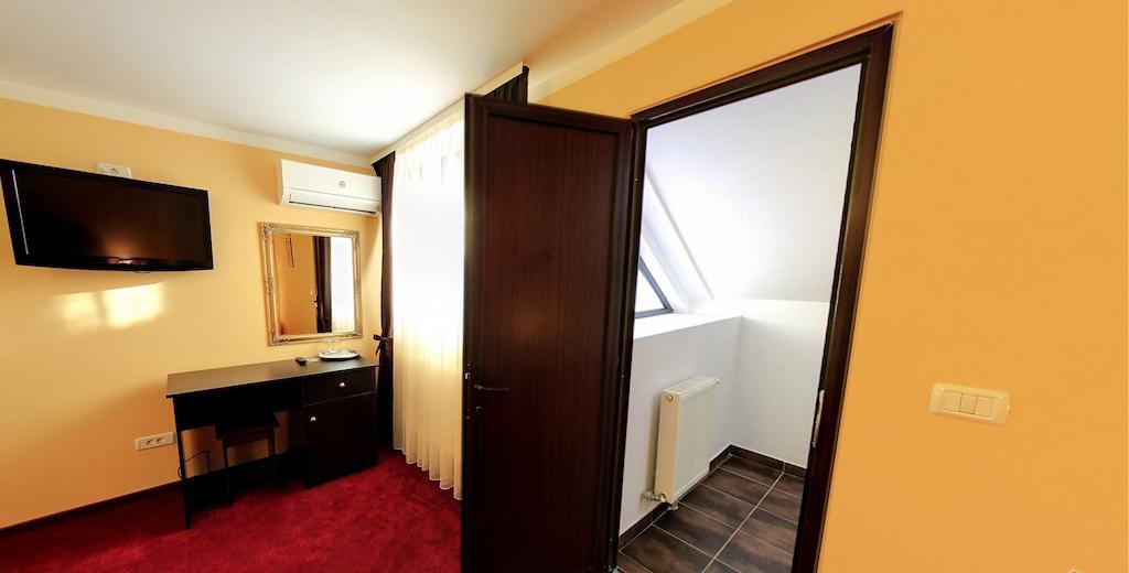La Storia Guest House Pitesti Bagian luar foto