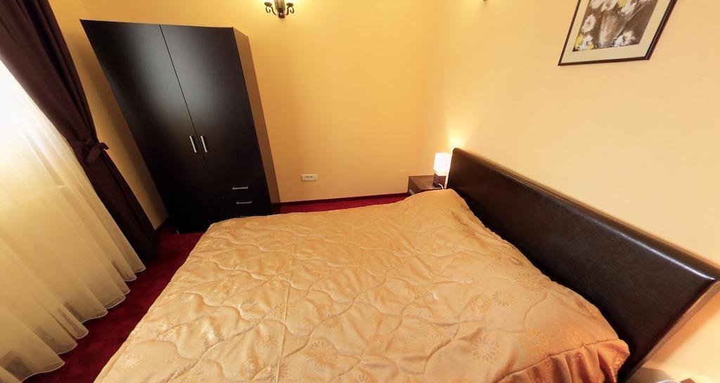 La Storia Guest House Pitesti Bagian luar foto