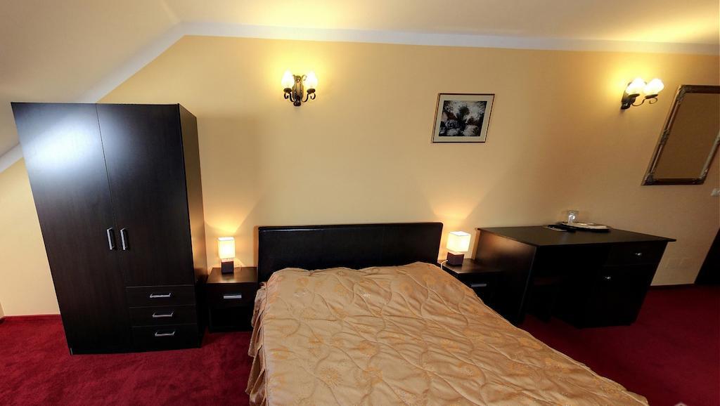 La Storia Guest House Pitesti Bagian luar foto