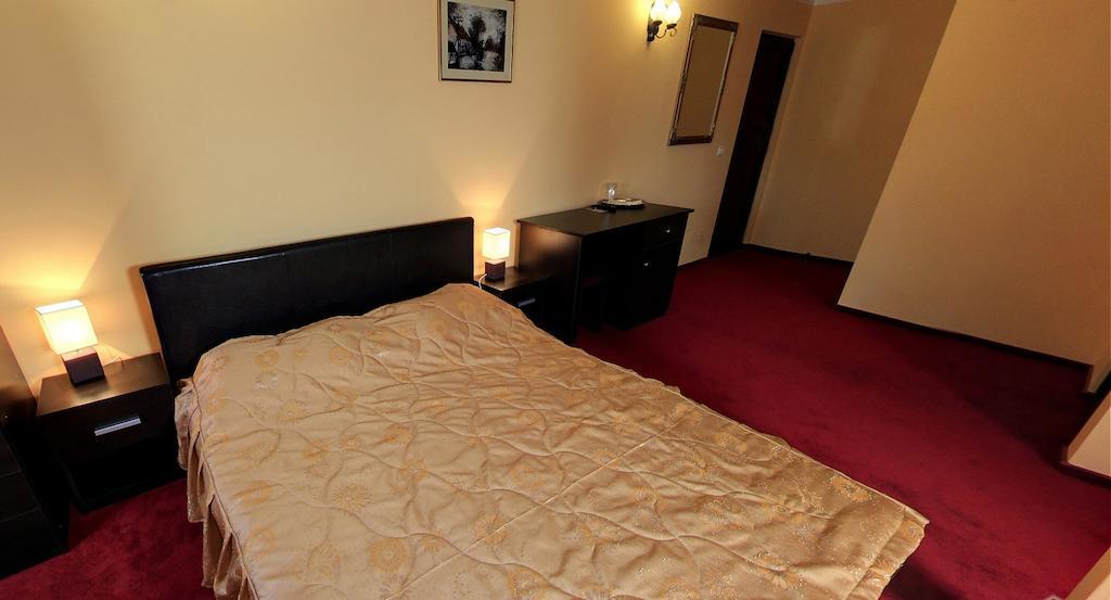 La Storia Guest House Pitesti Bagian luar foto