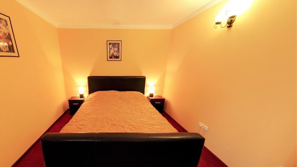 La Storia Guest House Pitesti Bagian luar foto