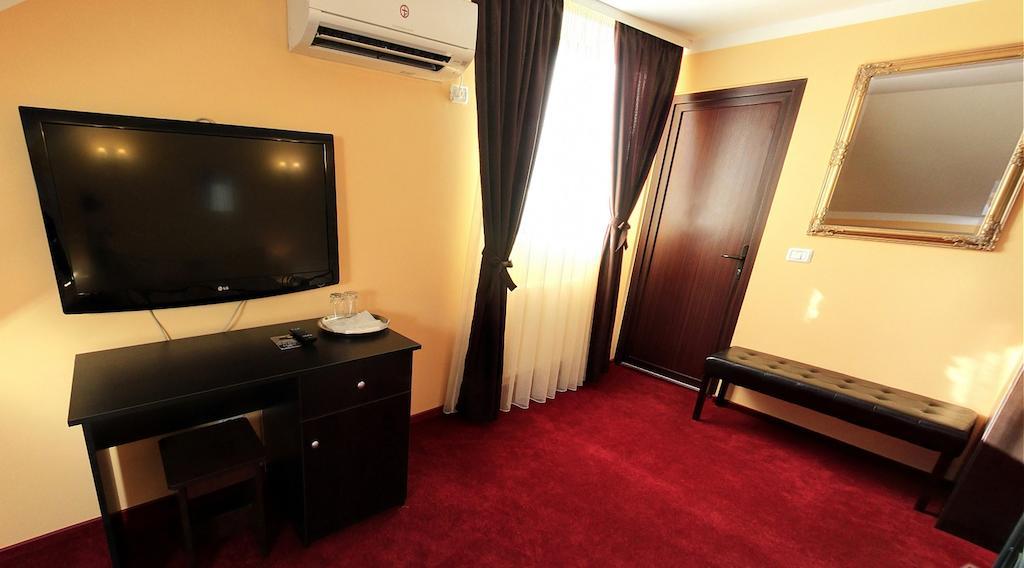 La Storia Guest House Pitesti Bagian luar foto