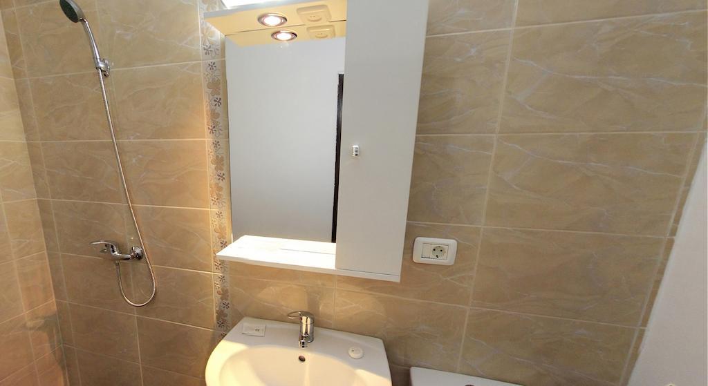 La Storia Guest House Pitesti Bagian luar foto