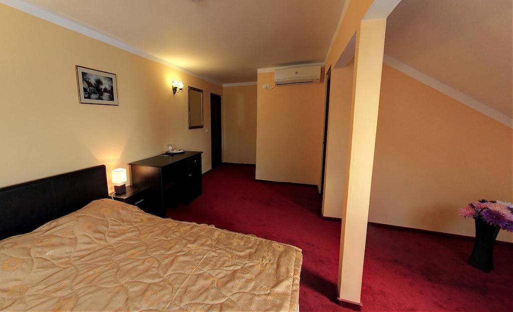 La Storia Guest House Pitesti Bagian luar foto