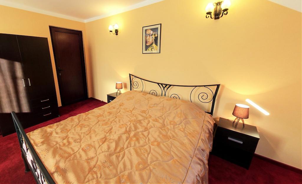 La Storia Guest House Pitesti Bagian luar foto
