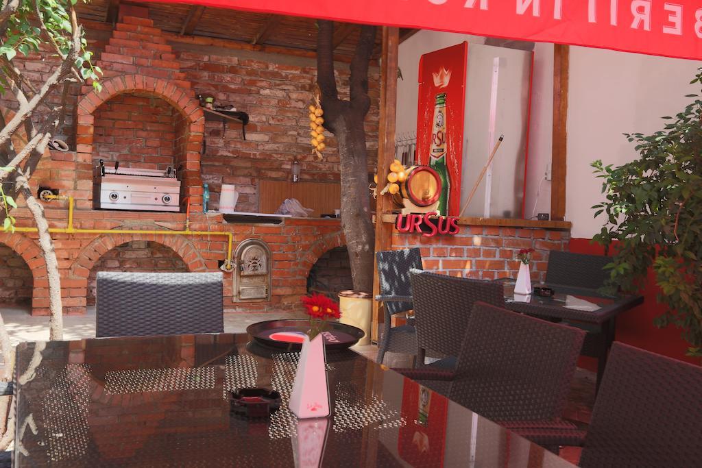 La Storia Guest House Pitesti Bagian luar foto