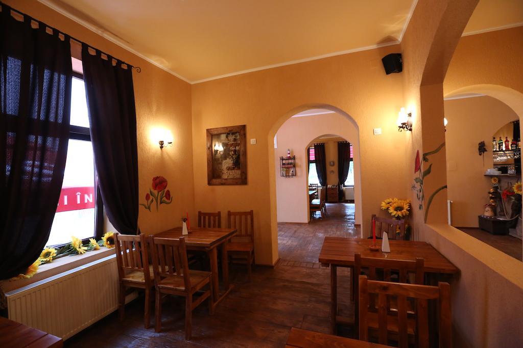 La Storia Guest House Pitesti Bagian luar foto