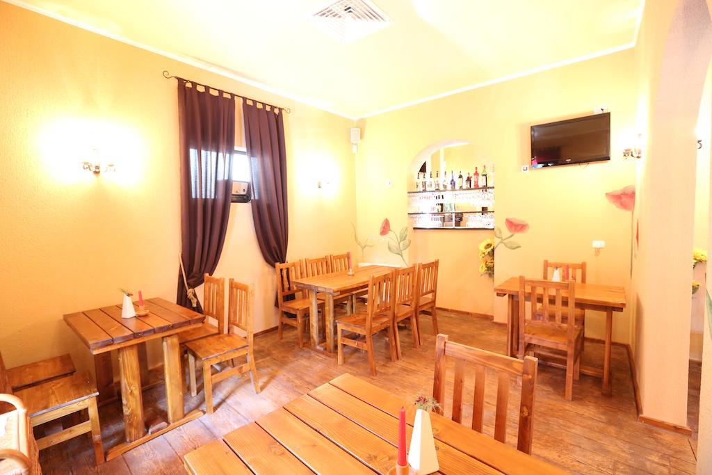 La Storia Guest House Pitesti Bagian luar foto