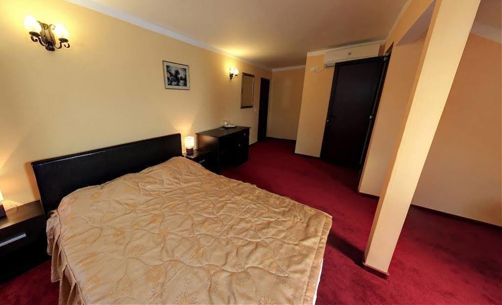 La Storia Guest House Pitesti Bagian luar foto